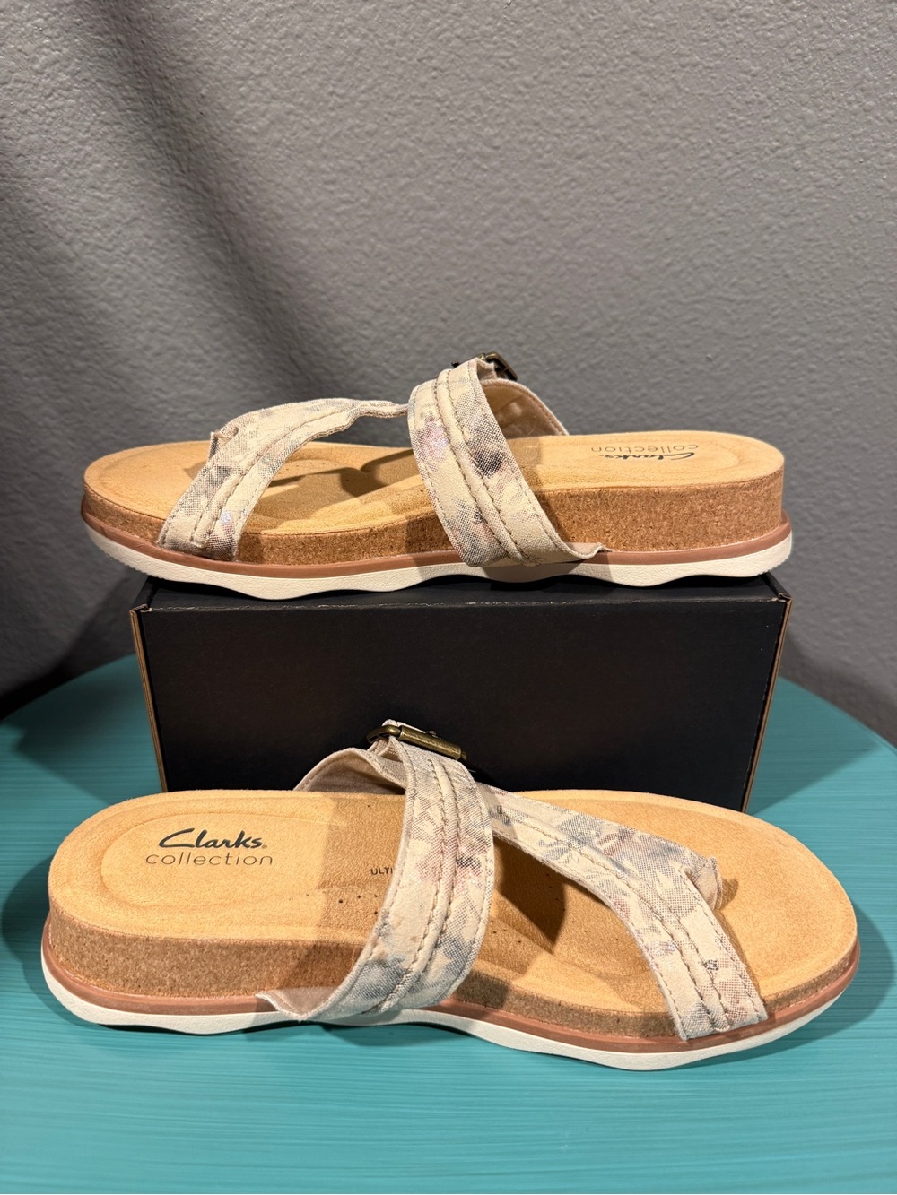 Clark’s Brynn Madi Sandal Neutral Floral Adjustable Buckle Closure Sz 8.5M | EUC